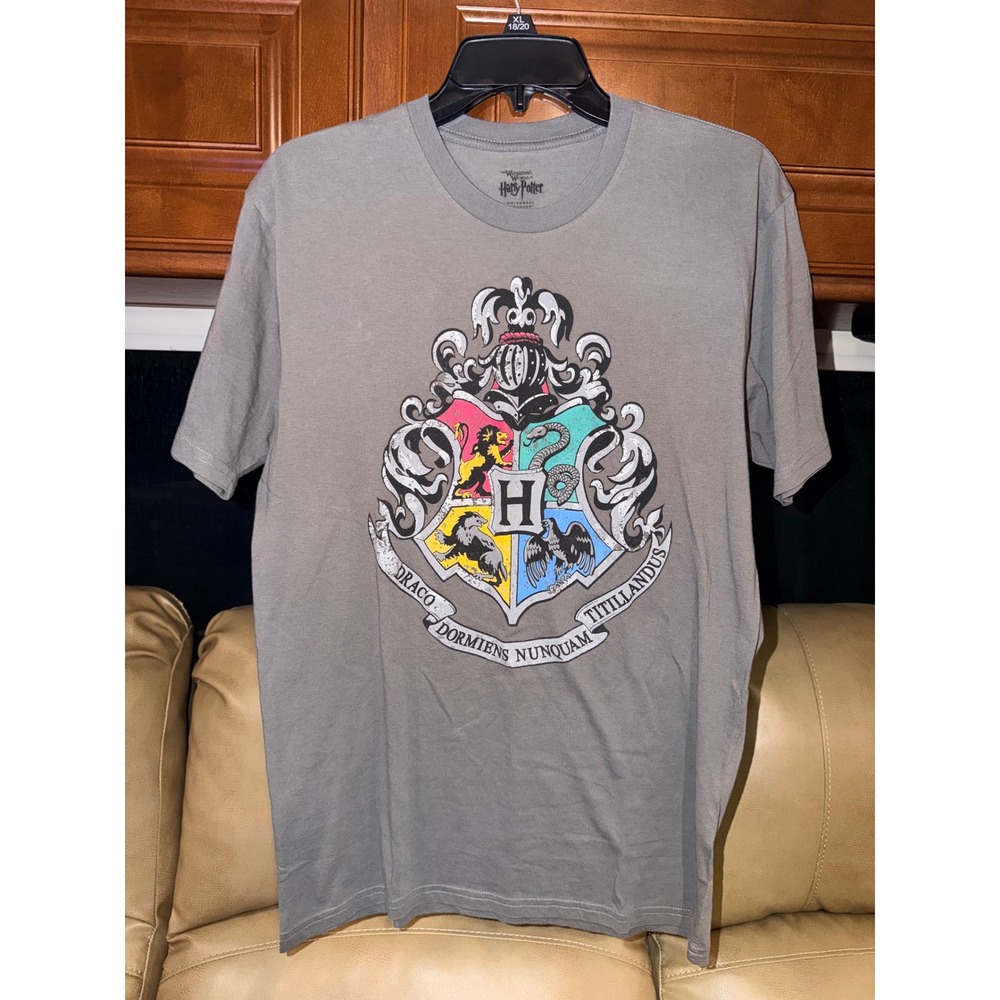 Harry Potter Men's Large Universal Studios Hogwarts Crest Graphic T-Shirt Gray